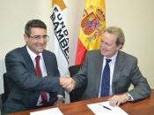 Santiago Martin e Ignacio Para se felicitan tras la firma del convenio