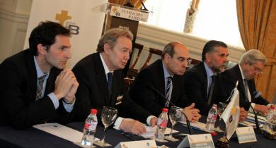 El  Consejero, flanqueado por la Fundación Bamberg y Pfizer