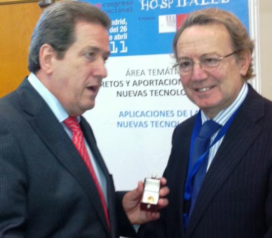 Entrega insignia de oro