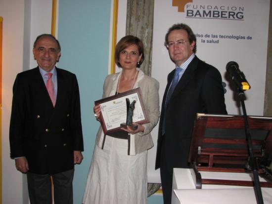 La Consejera recibe el Premio de manos de los Presidentes de la Fundación