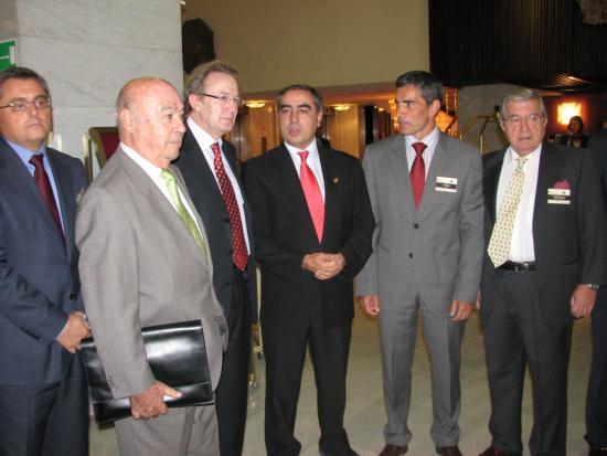 Los organizadores del encuentro con el secretario general de sanidad