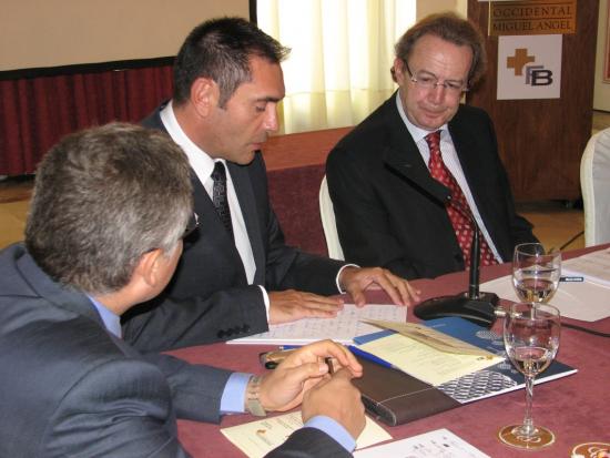 Francisco García, Director de  Relaciones Institucionales de Pfizer, se dirige a