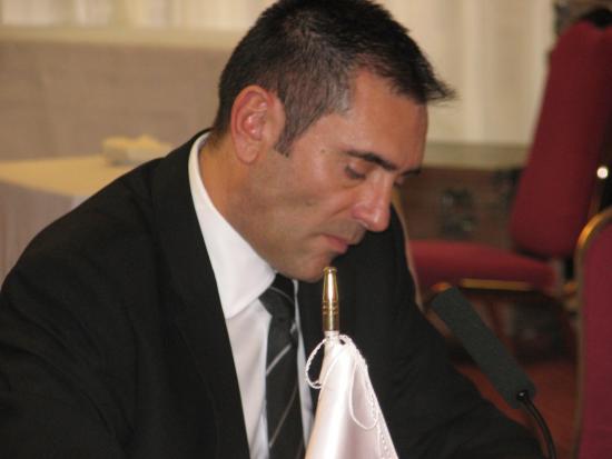 La introducción al conferenciante por el director de comunicación y relaciones