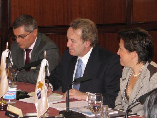 El presidente de la fundación Bamberg, introduce el debate.