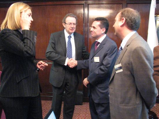 La Consejera de Sanidad de Canarias y el Presidente de la Fundación con los repr