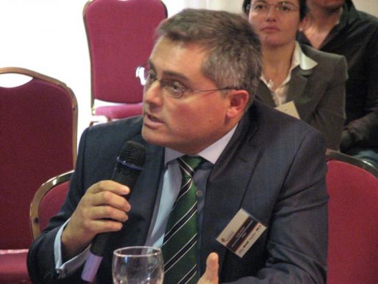 Javier Martín, de Pfizer, se dirige al Consejero