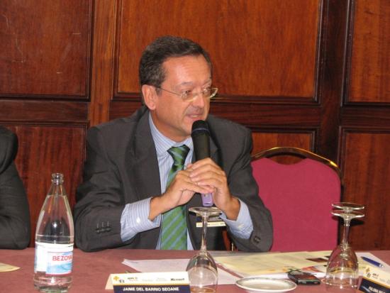 El representante de Roche se dirige al Consejero