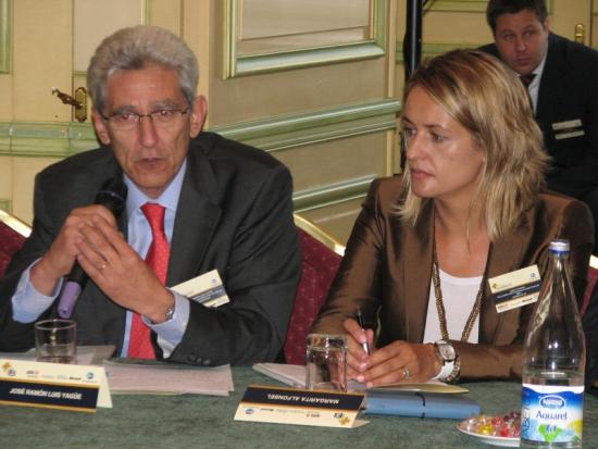 José Ramón Luis, de Farmaindustria, agradece su enfoque a la Consejera. A su lad