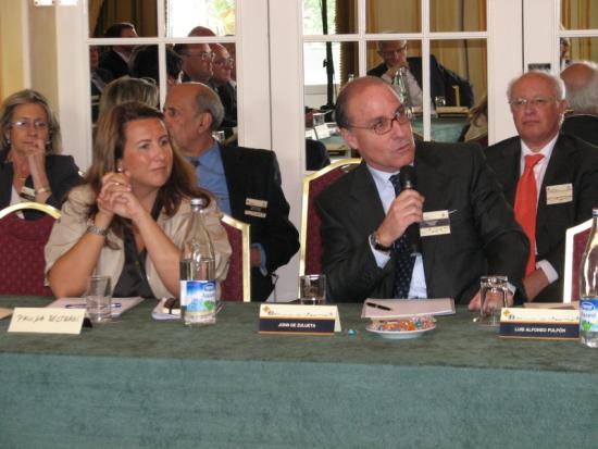 Interviene John de Zulueta, de Sanitas. A su lado Paloma Beltrán, de Boston Scie