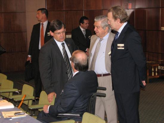 El Conseller departiendo con Jon de Zulueta, el Presidente y el Secretario del P