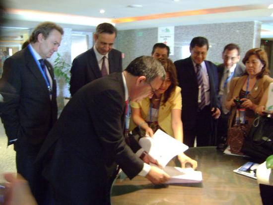 Luz de Loo y Jpsé Soto firmen el convenio de la OIPSS con Perú