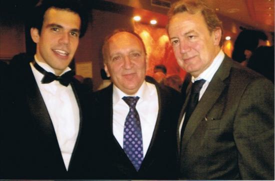 El Tenor Javier Alonso junto al Maestro Menéndez y el presidente de la Fundación