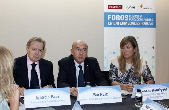 El Conseller y el Presidente de la Fundación Bamberg junto a la directora de la 