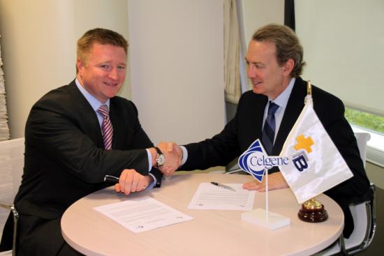 Tom e Ignacio se felicitan mutuamente por la firma del convenio