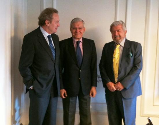 Los presidentes de ambas instituciones junto al secretario general de la Fundaci