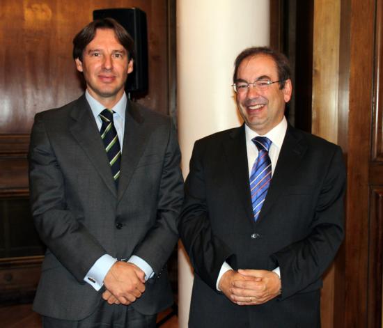 Carlos Velasco, director de Oximesa, con el Conseller Luis Rosado