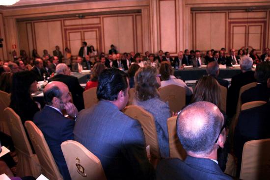 Aspecto de la mesa de debate rodeada de personalidades