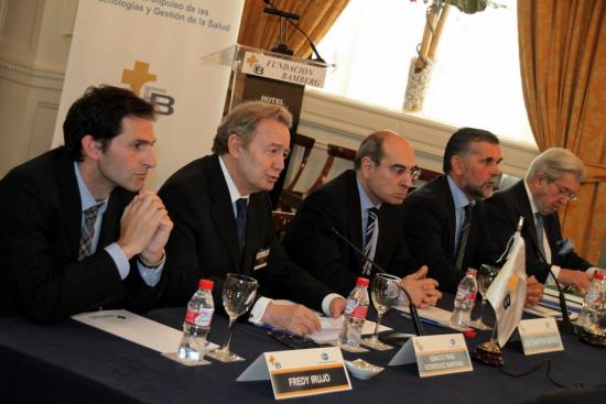 El  Consejero, flanqueado por la Fundación Bamberg y Pfizer