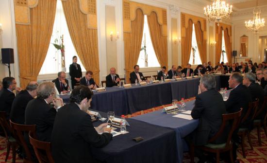 Vista general de la mesa de debate