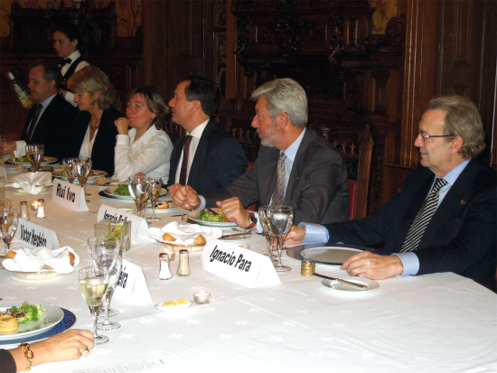 Jantar. Al fondo Mercedes Vallejo y Regina Muzquiz