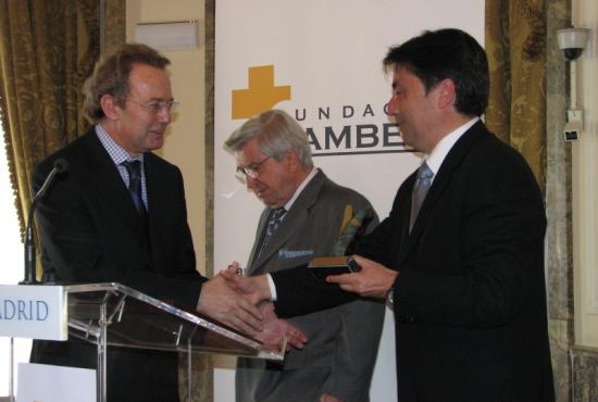 Ignacio Para entrega el Premio al Conseller