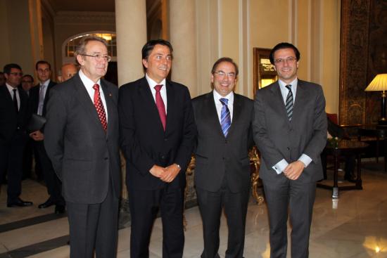 El galardonado junto a los Consejeros de Valencia y Madrid y el Presidente de la