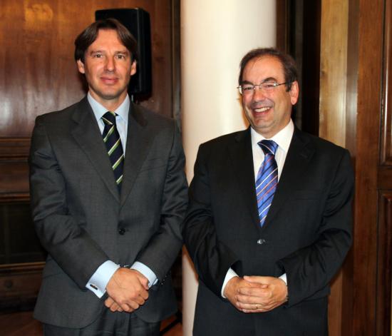 Carlos Velasco, director de Oximesa, con el Conseller Luis Rosado