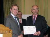 El Consejero de Sanidad de la Comunidad de Madrid recibe el Premio de manos de l