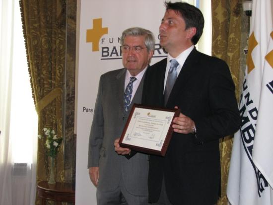 Manuel Cervera recibiendo el Diploma que le entrega el Secretario General de la 