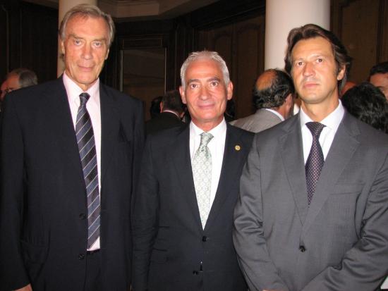 Ramón Frexes, de Janssen Cilag, felicita al Consejero