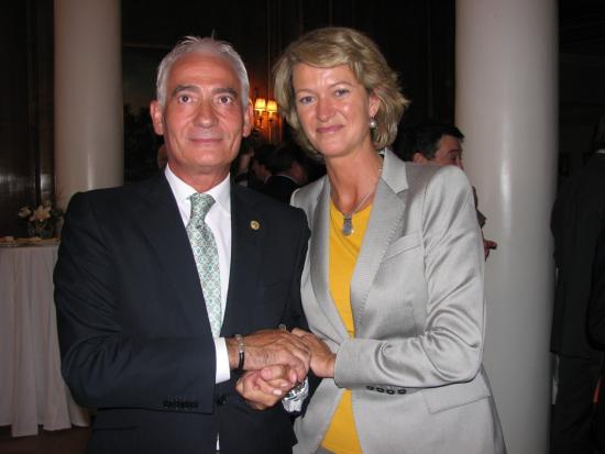 El Consejero es felicitado por Regina Múzquiz, de Sanofi - Aventis