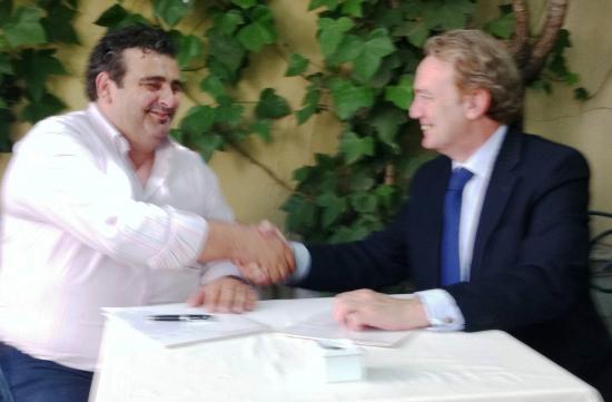 Los presidentes se estrechan la mano tras la firma