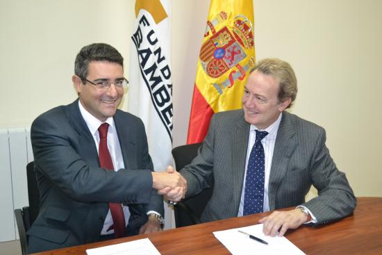 Santiago Martin e Ignacio Para se felicitan tras la firma del convenio