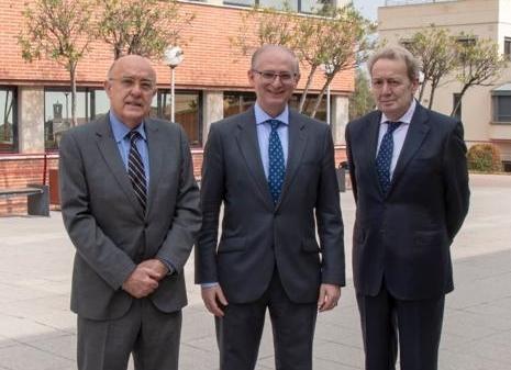 El director de la Cátedra, Boi Ruiz, con el Rector Magnífico y el presidente 