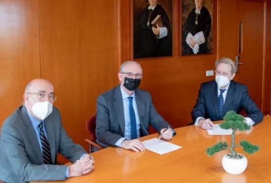 El director de la Cátedra, Boi Ruiz, con el Rector Magnífico y el presidente 