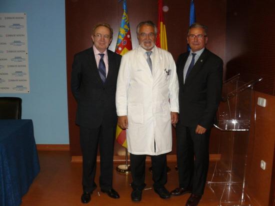 Ignacio Para con Manuel Marín, Gerente del Hospital de la Ribera y M. Guerrero