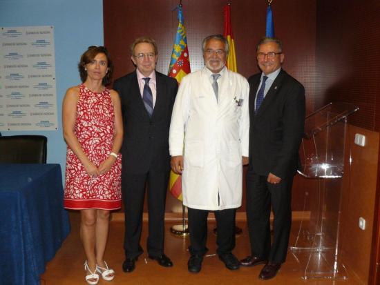 Ignacio Para con Manuel Marín, Gerente del Hospital de la Ribera y M. Guerrero