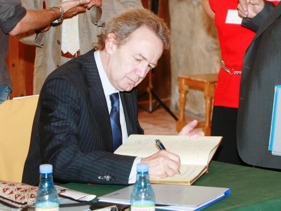 Ignacio Para firma en el libro de honor del Ayuntamiento de Torres