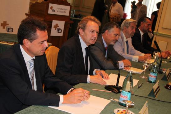 Ignacio Para da la bienvenida bajo la mirada de Muguel de Frutos de Pfizer