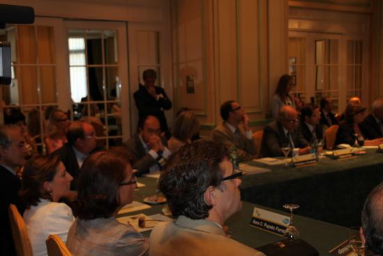 vista parcial de la mesa de debate