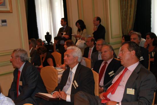 Numerosas personalidades siguieros el debate desde sillas aledañas