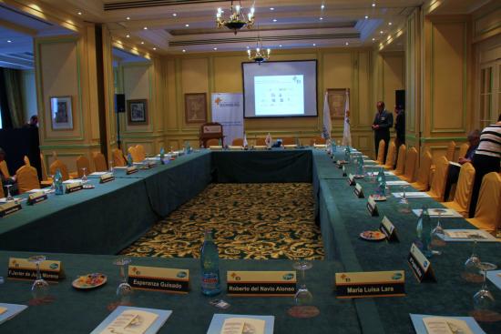 La mesa de debate espera a los invitados al Encuentro