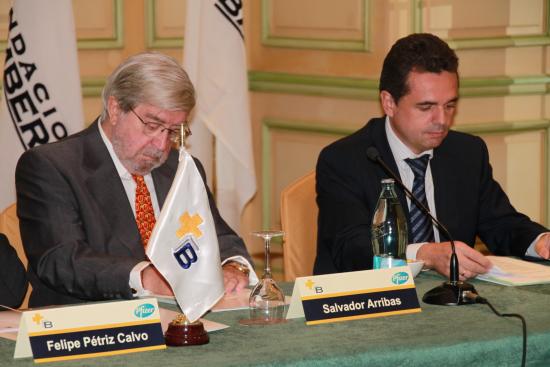 Miguel de Frutos, de Pfizer, presenta al Conferenciante