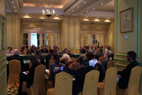 Numerosas personas atienden al debate desde las sillas