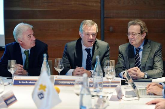 El Viceconsejero Vasco, el D. de Asistencia Sanitaria y el Pres. de la Fundación