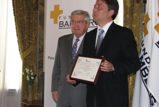 Manuel Cervera recibiendo el Diploma que le entrega el Secretario General de la 